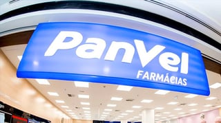 Fachada de uma loja da Panvel, com letreiro azul e nome da marca.